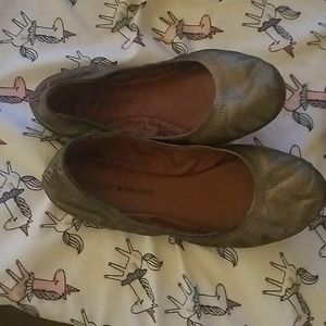 Size 7 Lucky brand slippers gold